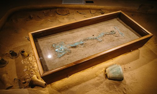 Hình ảnh rồng trước đó cũng xuất hiện trên một số món đồ gốm, phiến đồng tìm thấy tại Erlitou. Tuy nhiên, một số trông giống con rắn trong khi số còn lại có hình dáng giống rồng ngày nay nhưng có móng vuốt của chim và vây cá.