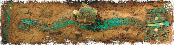 Những hiện vật được trang trí hình rồng được tìm thấy gần khu vực hoàng cung của nhà Hạ. Điều này khiến giới nghiên cứu nhận định rồng đã trở thành biểu tượng quyền lực của hoàng đế và hoàng tộc nhà Hạ. Các triều đại tiếp theo trong lịch sử Trung Quốc cũng sử dụng biểu tượng rồng giống như vậy.