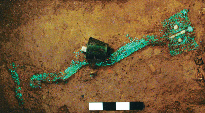 Năm 2005, các nhà khảo cổ thông báo về việc tìm thấy vật tổ hình rồng cổ nhất Trung Quốc trong cuộc khai quật ở khu di tích Erlitou, thành phố Yanshi, tỉnh Hà Nam. Erlitou được giới nghiên cứu tin rằng là thủ phủ của triều đại nhà Hạ (2100 trước Công nguyên - 1600 trước Công nguyên).