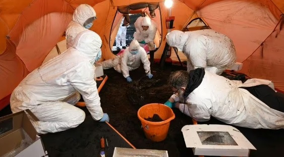 Vào tháng 10/2023, Sở Cảnh sát Bắc Ireland (PSNI) phát hiện những mảnh xương người trong một đầm lầy than bùn ở Bellaghy. Sau quá trình phân tích kỹ lưỡng, các chuyên gia xác định đó không phải là nạn nhân một vụ giết người hiện đại. Họ khẳng định đó là bộ hài cốt khoảng 2.500 tuổi.