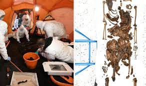 Quá trình xác định niên đại bộ hài cốt còn nguyên thận được tiến hành tại Trung tâm 14 Chrono thuộc Đại học Queen's Belfast. Tiến sĩ Alastair Ruffell cho hay, các chuyên gia đã tiến hành hai giai đoạn khảo sát radar xuyên đất với độ phân giải cao ở đầm lầy.
