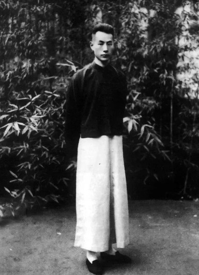 Trương Bá Câu (1898 - 1982) là một trong "Tứ đại thiếu gia của Trung Hoa Dân Quốc" sống vào đầu thế kỷ 20. Xuất thân trong một gia đình danh giá, giàu có, chú ruột từng là trọng thần thời cuối nhà Thanh, Trương Bá Câu có cuộc sống sung túc. Khác với nhiều người, ông có sở thích sưu tầm cổ vật, văn vật, thư pháp, bao gồm các bức tranh cũ.