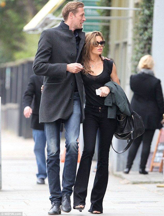 Beanpole, chiều cao 2m, từng chơi cho Tottenham và Liverpool. Anh và nữ người mẫu Abbey Clancy, 38 tuổi đã có với nhau 2 con gái và 2 con trai. Giống Beanpole, Clancy cũng có chiều cao ấn tượng khi cao 1,75m.