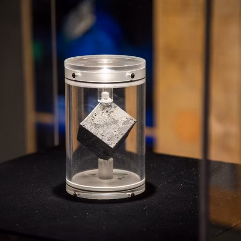 Thêm nữa, các lực lượng kháng chiến Na Uy đánh đắm tàu chở toàn bộ nước nặng dự trữ còn lại khi chúng đang trên đường đưa về nước Đức. Cuối cùng, phát xít Đức liên tiếp bị đánh bại trên các chiến trường vào cuối năm 1944, đầu năm 1945 nên kế hoạch nghiên cứu bom hạt nhân bị bỏ dở giữa chừng.