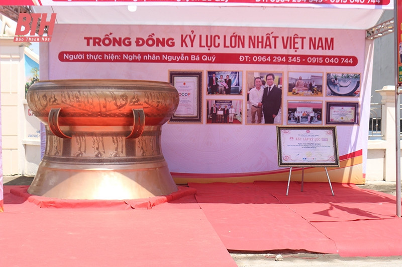 Gia đình nghệ nhân Nguyễn Bá Quý ở làng nghề Chè, xã Thiệu Trung, huyện Thiệu Hóa, tỉnh Thanh Hóa có nhiều đời làm nghề đúc đồng. Gia đình ông đã 4 lần xác lập kỷ lục Việt Nam với các tác phẩm từ nghề đúc đồng. Trong số này, đáng chú ý là phiên bản trống đồng Ngọc Lũ bằng phương pháp thủ công truyền thống lớn nhất Việt Nam. Ảnh: baothanhhoa.