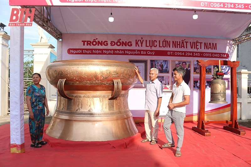 Phiên bản trống đồng Ngọc Lũ lớn nhất Việt Nam được nghệ nhân Nguyễn Bá Quý và các công nhân làm bằng phương pháp thủ công trong thời gian 6 tháng. Ảnh: baothanhhoa.