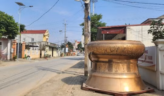 Hiện chiếc trống đồng lớn nhất Việt Nam được trưng bày tại khu vực làng nghề truyền thống của xã Thiệu Trung, để người dân và du khách có thể tham quan, chiêm ngưỡng. Ảnh: Người lao động.