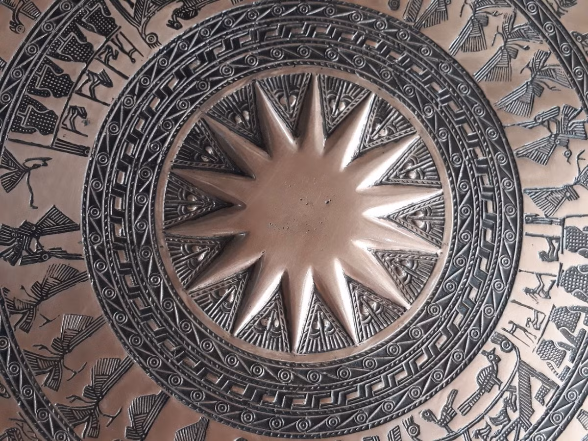 Hoa văn của trống mô phỏng trống đồng Ngọc Lũ với kiểu chìm nổi, gồm nhiều nét vẽ tượng trưng như 18 chim lạc, cảnh giã gạo, múa... Ảnh: baothanhhoa.