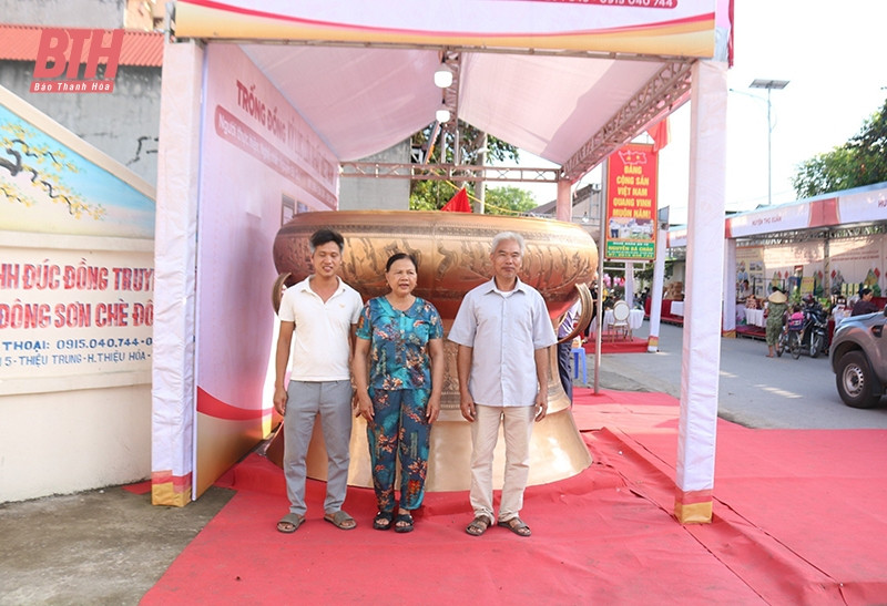 Phần thân và tang trống được các nghệ nhân đúc với các họa tiết, hoa văn theo phiên bản giống trống đồng Ngọc Lũ (được tìm thấy ở Ngọc Lũ, huyện Lý Nhân, tỉnh Hà Nam). Tiếp đến, phần thân trống có 3 chiếc quai. Ảnh: baothanhhoa.