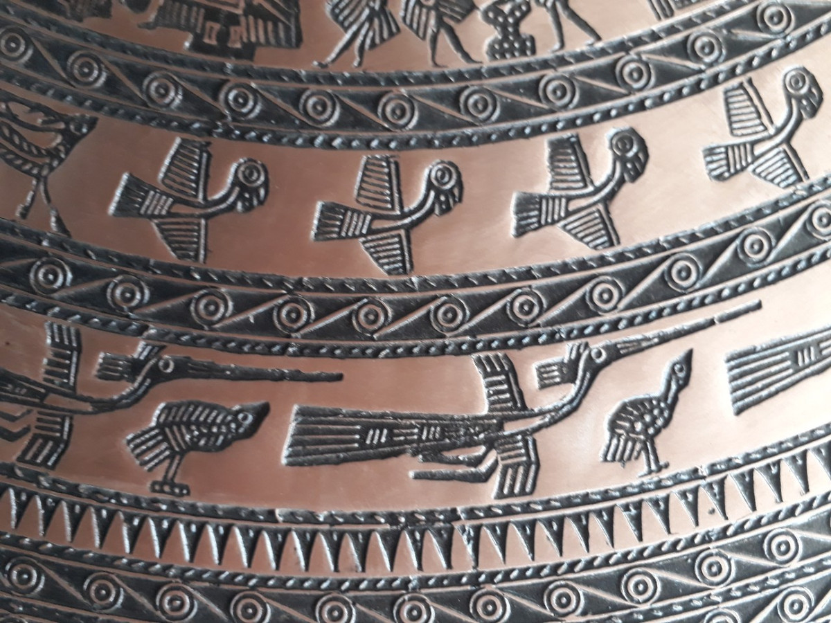 Tạo hoa văn, họa tiết trên trống đồng Ngọc Lũ nặng gần 4 tấn là một trong những khâu khó khăn và kỳ công nhất. Ảnh: baothanhhoa.