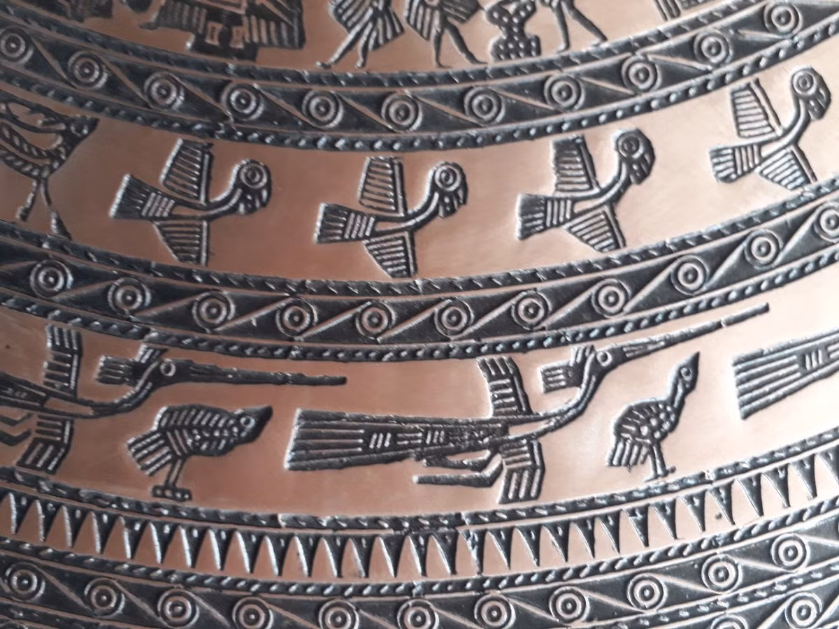 Tạo hoa văn, họa tiết trên trống đồng Ngọc Lũ nặng gần 4 tấn là một trong những khâu khó khăn và kỳ công nhất. Ảnh: baothanhhoa.