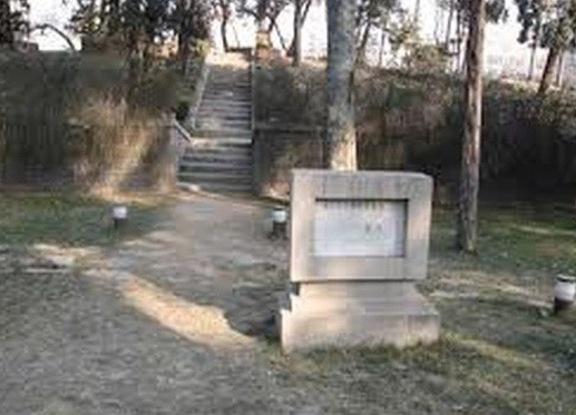 Ba năm sau khi xuất cung, Lý Liên Anh qua đời ở tuổi 63. Trước khi chết, hoạn quan này đã cho người xây một ngôi mộ ở ngoài Đức Thắng môn và xin triều đình an táng theo nghi lễ dành cho nguyên lão triều đình.