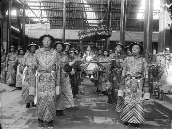 Với quyền lực lớn trong tay, thái giám Lý Liên Anh được nhiều quan viên trong triều hối lộ bằng vàng bạc, châu báu... để y nói những lời tốt đẹp trước mặt Từ Hi Thái hậu. Nhờ vậy, Lý Liên Anh có cuộc sống sung túc, được nhiều người nịnh nọt, nhờ chiếu cố để rộng đường thăng tiến.