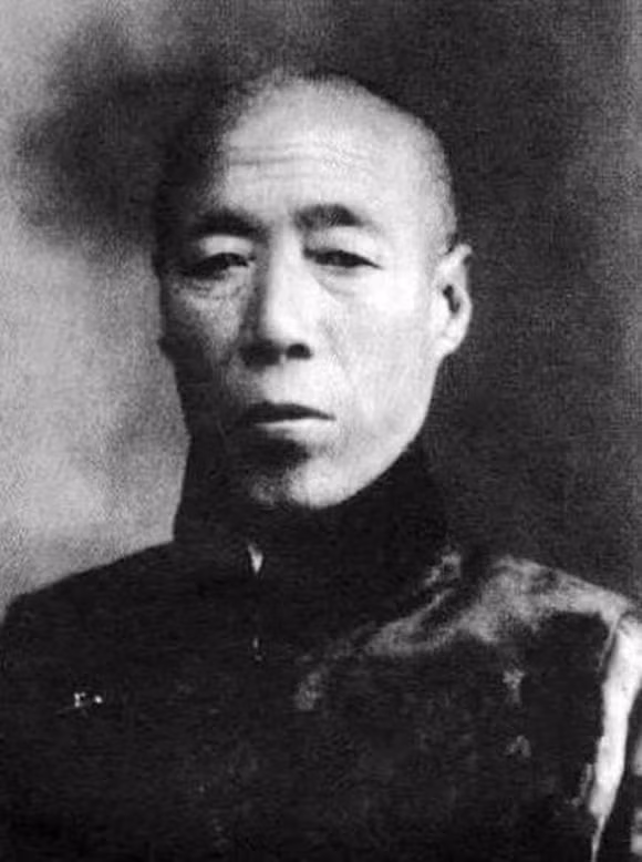 Để bảo toàn tính mạng và an toàn rời khỏi cung, Lý Liên Anh liền nghĩ cách lấy lòng Long Dụ thái hậu. Hoạn quan này đề nghị để tang Từ Hi thái hậu đúng 100 ngày.