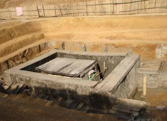 Thế nhưng, cho đến nay, lăng mộ của Lưu Khánh vẫn chưa được khai quật. Điều này khiến nhiều người tò mò vì sao giới chuyên gia không tiến vào bên trong mộ cổ để tìm hiểu nơi đó cất giấu những bí mật nào.