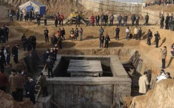 Năm 2006, các nhà khảo cổ tìm thấy một ngôi mộ cổ nguyên vẹn tại thị trấn Lục An thuộc tỉnh An Huy, Trung Quốc. Họ xác định chủ nhân ngôi mộ là Lưu Khánh hay còn gọi Thanh Hà Hiếu Vương.