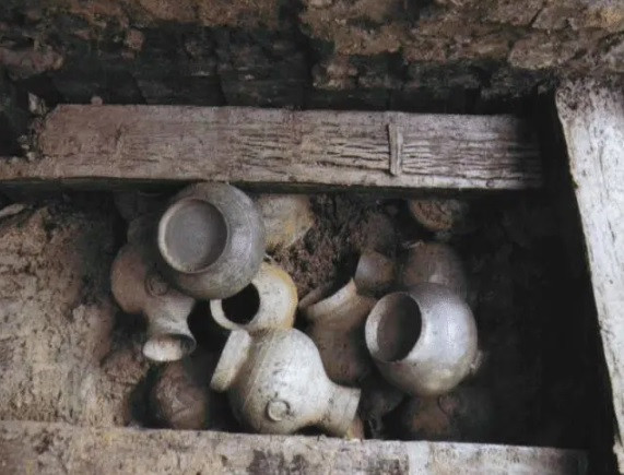 Trước sự việc này, các nhà nghiên cứu đưa ra 3 lý do được cho là nguyên nhân chính khiến giới khảo cổ mãi chưa mở mộ của Lưu Khánh.