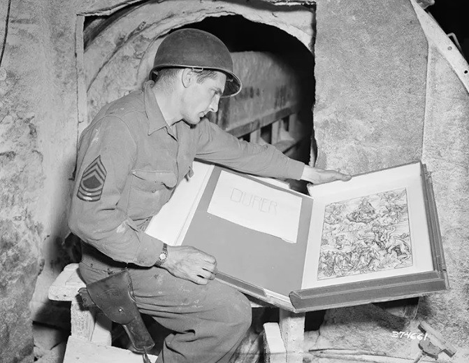 Trong ảnh là một binh sĩ quân Đồng minh tìm thấy một "kho báu" nghệ thuật tại một mỏ muối ở Merker, Đức.