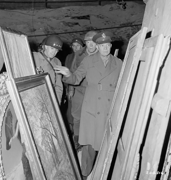 Tướng Dwight D. Eisenhower - Tư lệnh tối cao của quân Đồng minh tại Châu Âu trong Thế chiến 2 cùng cấp dưới kiểm tra những tác phẩm nghệ thuật được thu hồi từ tay phát xít Đức.