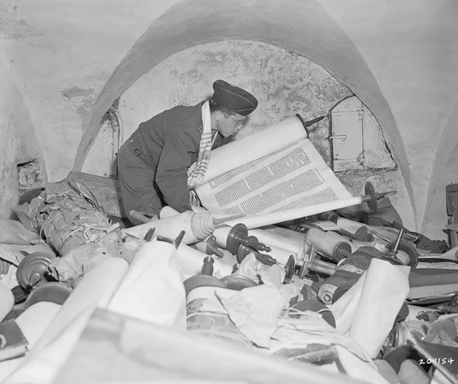 Nhiều tài liệu, cuốn sách của người Do Thái được quân Đồng minh tìm thấy. Binh sĩ phát xít Đức đã cướp bóc chúng khi tấn công, chiếm đóng các nước ở châu Âu.