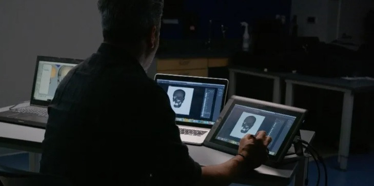 Dựa trên ADN và thông tin pháp y thu thập từ hài cốt, Giáo sư Joe Mullins ở Đại học George Mason tại Virginia, Mỹ và các cộng sự đã tiến hành phục dựng gương mặt của người đàn ông trên.