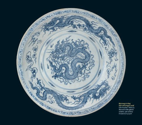 Hình ảnh rồng trên đĩa gốm hoa lam có từ triều Lê sơ (thế kỷ 15). Cổ vật này được tìm thấy trong xác tàu đắm ở Cù Lao Chàm, Hội An, Quảng Nam. Ảnh: Vietnamnet.