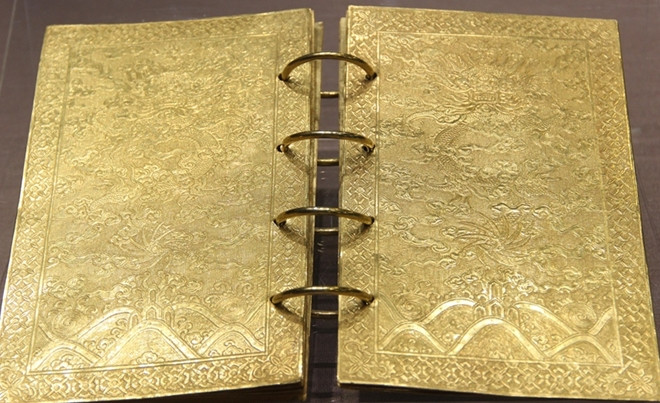 Kim sách bằng vàng được chạm khắc hình rồng tinh xảo có niên hiệu Thiệu Trị thứ 5 (1845). Ảnh: CAND.