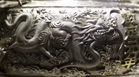 Đỉnh bạc triều Nguyễn, niên hiệu Khải Định năm thứ 1, nổi bật với hình tượng rồng (1916). Ảnh: Vietnamnet.