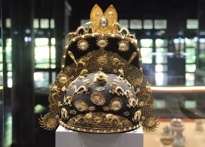 Mũ thượng triều của Vua triều Nguyễn làm bằng vàng, đá quý và san hô được dùng trong lễ thiết đại triều (lễ đăng quang nhà vua, lễ sinh nhật vua, lễ tiếp các sứ thần ngoại giao cao cấp...). Ảnh: CAND.