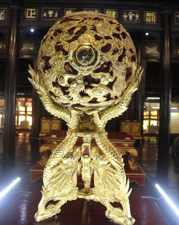 Đây là quả cầu cửu long sơn thếp vàng thời Nguyễn 1802-1945. Ảnh: CAND.