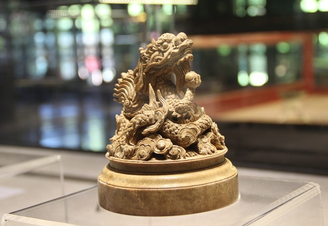 Năm 1846-1847, Vua Thiệu Trị cho làm chiếc ấn Loan phụng ngũ đại đồng đường nhất thống Thiệu Trị chi bảo (làm bằng ngà có hình rồng cuộn). Ảnh: CAND.