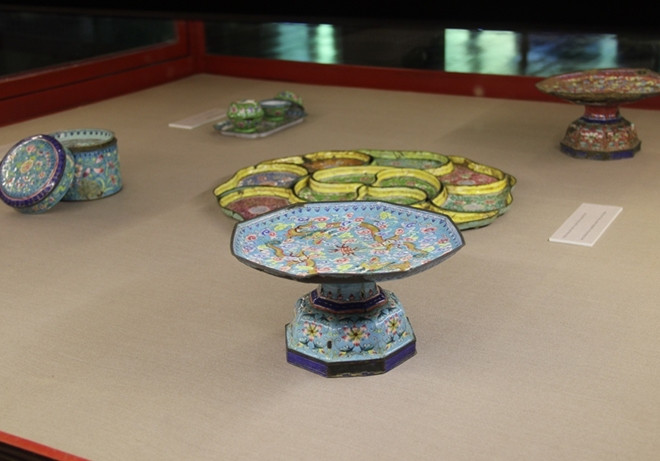 Bộ đĩa đựng món gỏi trong ẩm thực cung đình Huế được trang trí với những họa tiết rồng. Ảnh: CAND.