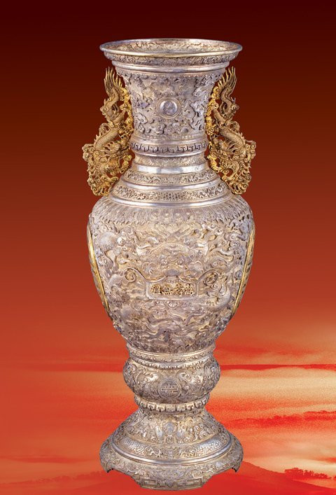 Bình bạc triều Nguyễn (1802 – 1945) được trang trí với hình tượng rồng. Ảnh: Vietnamnet.