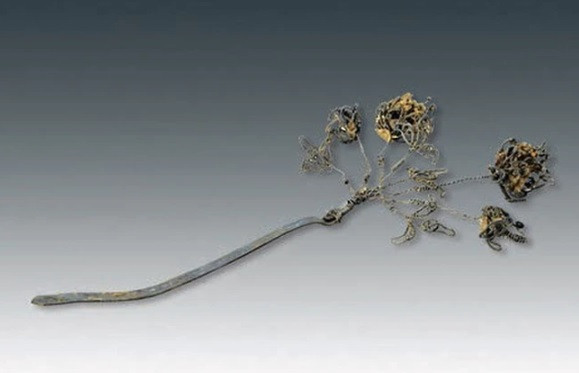 Giới chuyên gia bất ngờ khi nhìn thấy nhiều bức tranh vẽ về một phụ nữ ở bên trong quan tài. Họ suy đoán đó có thể là Đại phu nhân. Các bức tranh vẽ người phụ nữ mặc trang phục lộng lẫy và đeo nhiều đồ trang sức.