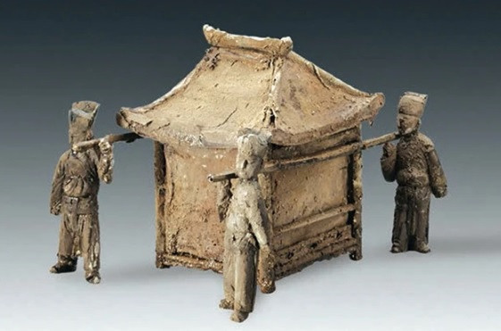 Mặc dù tên chính xác của nữ quý tộc trên rất khó để xác định qua dòng chữ cổ bên trong nắp quan tài nhưng các nhà khảo cổ cho rằng tên của bà có thể là "Née Jian".