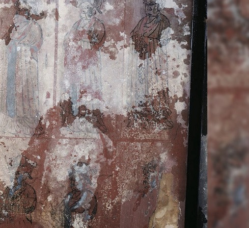 Theo các chuyên gia, bên trong mộ cổ có nhiều đồ tùy táng giá trị, bao gồm một mô hình ngôi nhà có kích thước rộng 34 cm, dài 19,6 cm. Ngôi nhà này có 3 phòng và sân. Những đồ nội thất bên trong cũng có kích thước tí hon.