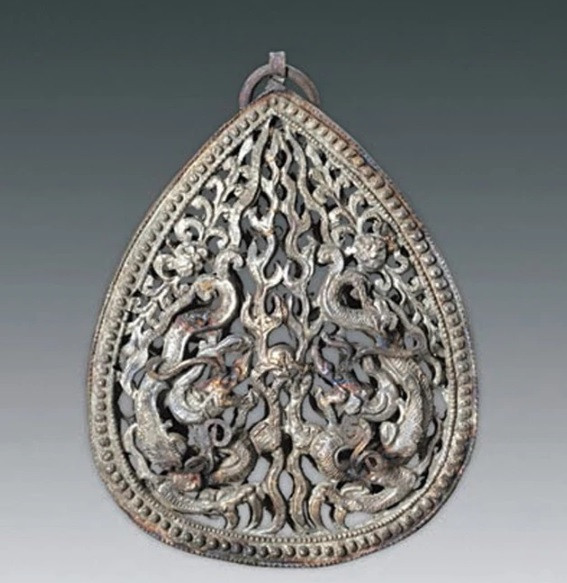 Ngoài ra, các nhà khảo cổ còn tìm thấy mặt dây chuyền bằng bạc có khắc hình 2 con rồng đuổi bắt một viên trân châu, trâm cài bằng bạc và vàng, vòng tay, chuỗi tiền xu bằng đồng, giày thêu...