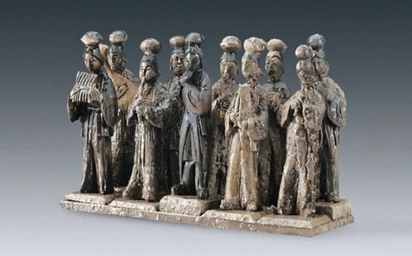 Kết quả kiểm tra cho thấy, cỗ quan tài có niên đại khoảng 900 tuổi. Các chuyên gia tìm thấy một dòng chữ trên nắp quan tài ở bên trong. Nhờ đó, họ xác định được danh tính chủ nhân ngôi mộ là "Đại phu nhân". Bà sống tại châu An Khang.