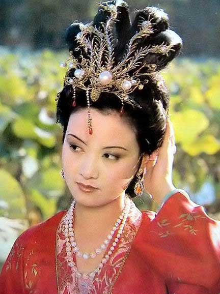 Tào Tuyết Cần mô tả Vương Hy Phượng có đôi mắt to, lông mày lá liễu, khuôn mặt hồng hào. Nàng có dáng vẻ yểu điệu, thướt tha khiến trái tim bao nam giới "loạn nhịp". Đáng tiếc là Vương Hy Phượng đoản mệnh, qua đời khi 30 tuổi.