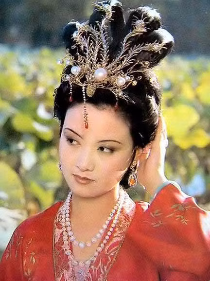 Tào Tuyết Cần mô tả Vương Hy Phượng có đôi mắt to, lông mày lá liễu, khuôn mặt hồng hào. Nàng có dáng vẻ yểu điệu, thướt tha khiến trái tim bao nam giới "loạn nhịp". Đáng tiếc là Vương Hy Phượng đoản mệnh, qua đời khi 30 tuổi.