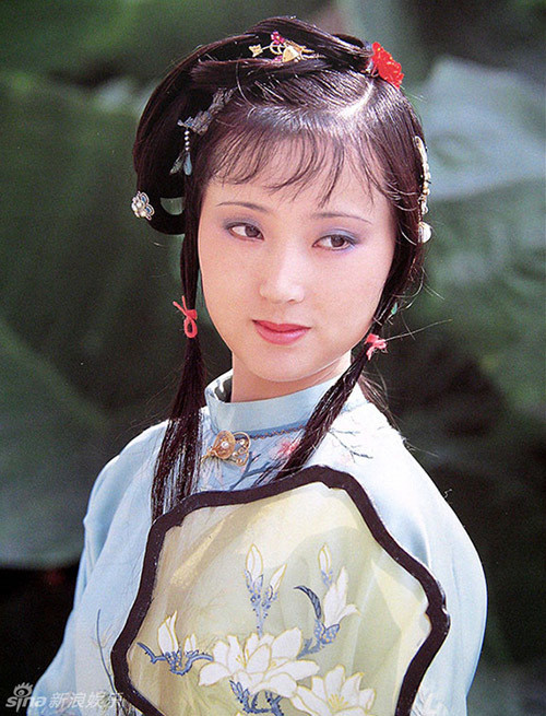 Dưới ngòi bút của Tào Tuyết Cần, Lâm Đại Ngọc có đôi lông mày trông như đang cau mày nhưng lại không cau mày và một đôi mắt trông như đang vui vẻ nhưng lại đượm một chút buồn. Nàng có 2 lúm đồng tiền trên hai má.