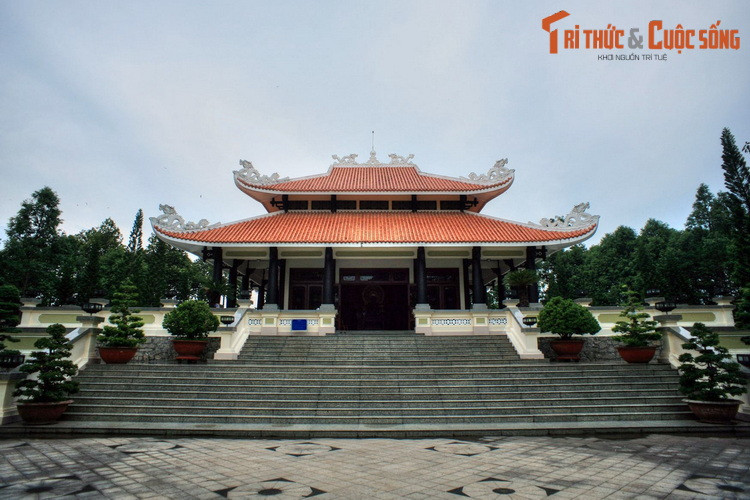 Khu lưu niệm tọa lạc trong khuôn viên tộng 6,7 ha, có không gian rợp bóng cây xanh, luôn lộng gió sông Hậu. Các công trình chính ở nơi đây gồm đền thờ và nhà trưng bày giới thiệu về cuộc đời hoạt động của Bác Tôn.