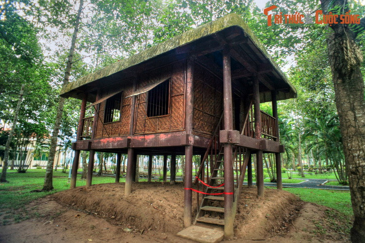 Vào năm năm 2012, Khu lưu niệm Chủ tịch Tôn Đức Thắng ở cù lao Ông Hổ đã được công nhận là Di tích quốc gia đặc biệt của Việt Nam.