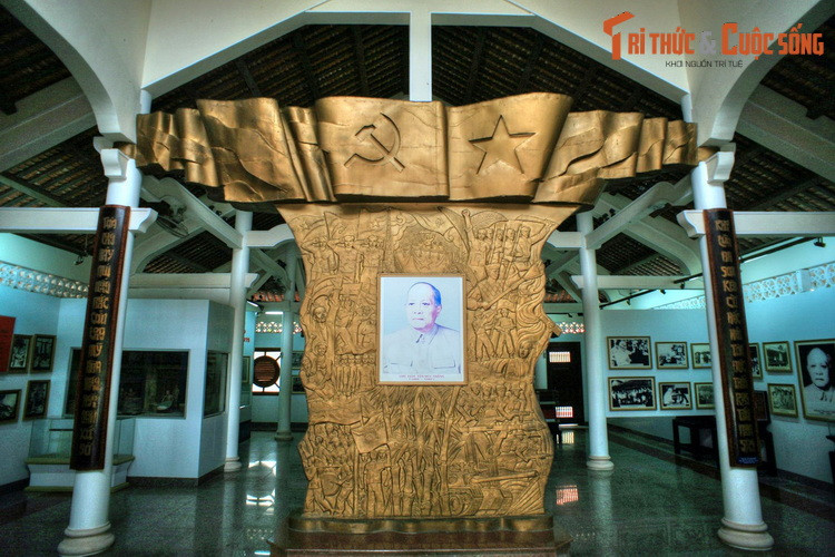 Nhà trưng bày nằm đối diện với đền thờ, là nơi tái hiện chân thực cuộc đời và sự nghiệp của Chủ tịch Tôn Đức Thắng qua các hiện vật lịch sử, hình ảnh, tư liệu.