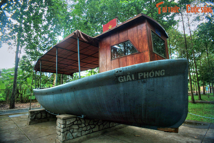 Trong khuôn viên Khu lưu niệm còn lưu giữ nhiều hiện vật đặc biệt, như chiếc ca nô mang tên Giải phóng, từng được Chủ tịch Tôn Đức Thắng điều khiển để đưa bản thân mình và một số cán bộ cách mạng bị tù đày ở Côn Đảo trở về đất liền.