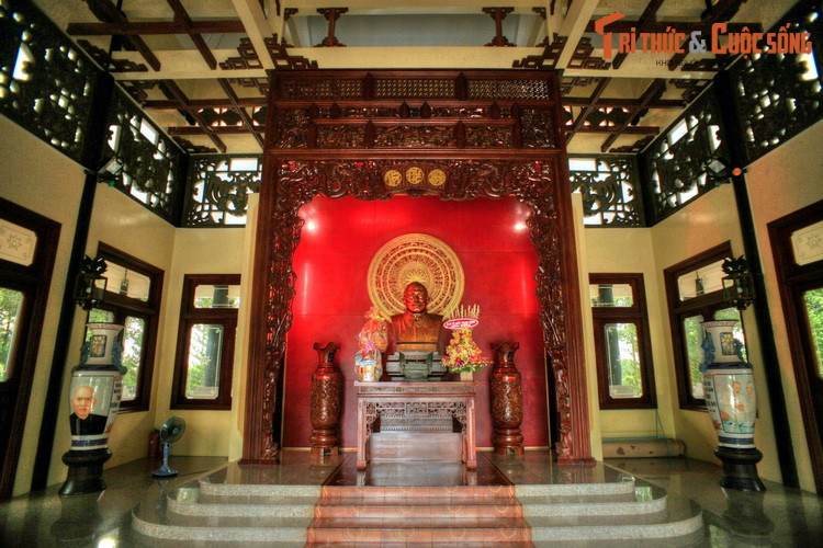 Đền thờ Chủ tịch Tôn Đức Thắng có kiến trúc uy nghiêm và bề thế, nằm ở trung tâm khu lưu niệm. Nơi đây đặt tượng bán thân của Bác Tôn. Quanh tượng có bao lam trang trí hoa văn mang mô típ dân tộc như rồng, cuốn thư, cây trúc, cá chép...