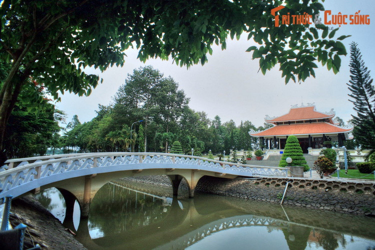 Cù lao Ông Hổ được nhân dân cả nước biết đến vì đây là quê nhà đồng chí Tôn Đức Thắng (1888-1990), vị Chủ tịch nước thứ hai của Việt Nam. Vào năm 1998, nhân dịp kỷ niệm sinh nhật lần thứ 110 của Bác Tôn, tỉnh An Giang đã khánh thành Khu lưu niệm Chủ tịch Tôn Đức Thắng.