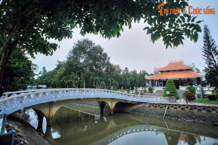 Cù lao Ông Hổ được nhân dân cả nước biết đến vì đây là quê nhà đồng chí Tôn Đức Thắng (1888-1990), vị Chủ tịch nước thứ hai của Việt Nam. Vào năm 1998, nhân dịp kỷ niệm sinh nhật lần thứ 110 của Bác Tôn, tỉnh An Giang đã khánh thành Khu lưu niệm Chủ tịch Tôn Đức Thắng.