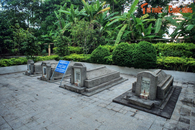 Phía sau ngôi nhà này có 4 ngôi mộ của cha, mẹ và vợ chồng người em trai Chủ tịch Tôn Đức Thắng.