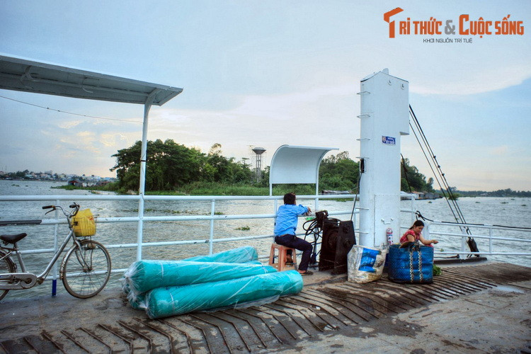 Nằm trên dòng sông Hậu, thuộc xã Mỹ Hòa Hưng, thành phố Long Xuyên, cù lao Ông Hổ là một một trong những địa danh du lịch nổi tiếng nhất của tỉnh An Giang.